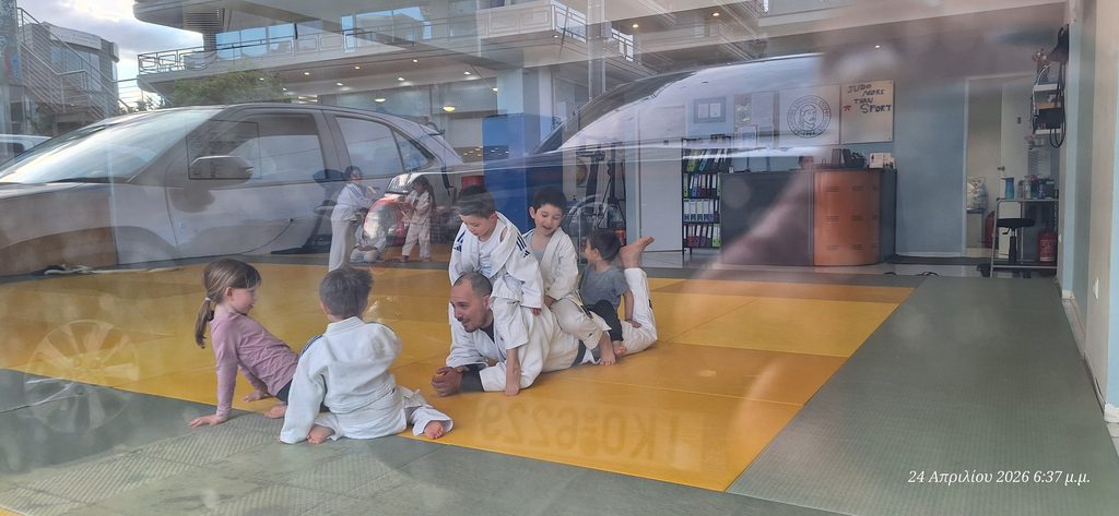 φωτογραφία παιδικής προπόνησης → πρόγραμμα → φωτογραφία τεχνικής Judo.